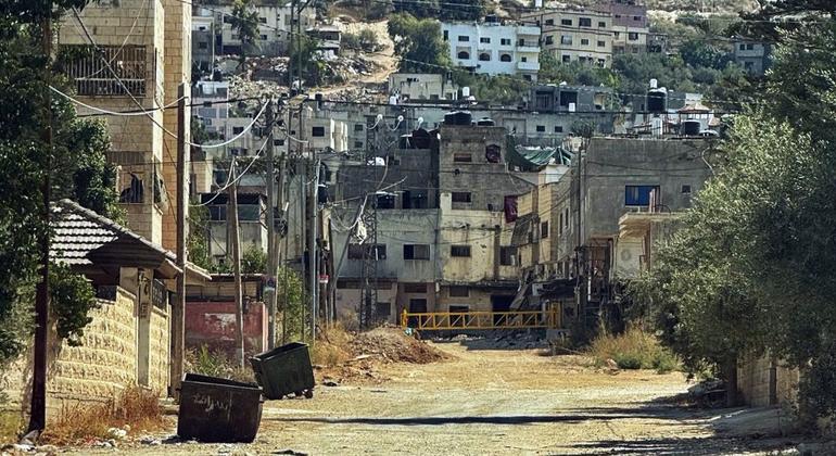 约旦河西岸杰宁难民营内新近安装的一道大门。